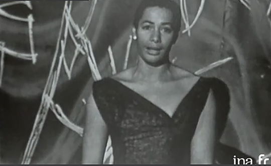 Maria d'Apparecida Tamba-taja, 1960. Elle chante en direct, accompagnée d'un orchestre